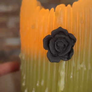 Rose noire : Bijou de bougie / Pin's